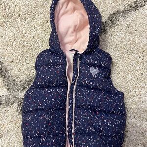 Zara  Navy Floral Puffer Vest
Size 2T 3T
Used once. Like new
